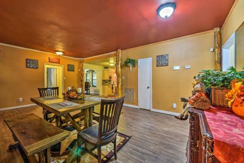 Spacious Conroe Home With Foosball And Pool Table!