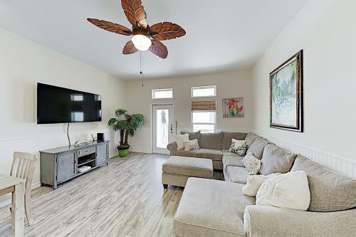 Poolside Beauty With Heated Pool - Steps To Beach Townhouse
