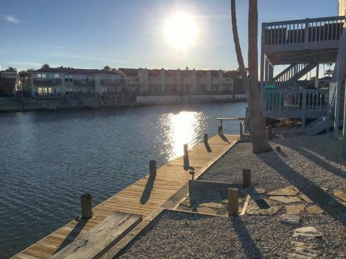 Apartamento Chic Canal-front Escape - Dock & Direct Bay Access Condo