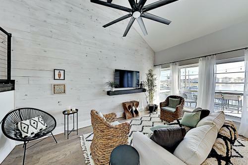 Apartamento Chic Canal-front Escape - Dock & Direct Bay Access Condo