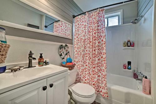 Coastal Escape With Yard - Walk 1 Mile To Texas Aandm!