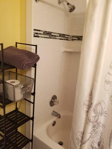 Charming Home 5 Min To Downtown
