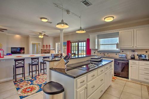 Updated Lakefront Corsicana Home With New Deck!