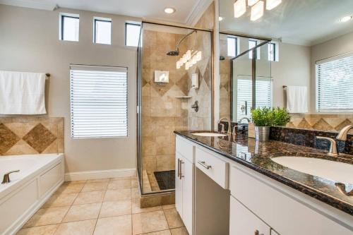 Stunning Oak Lawn Townhouse Close To Everything