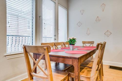 Stunning Oak Lawn Townhouse Close To Everything