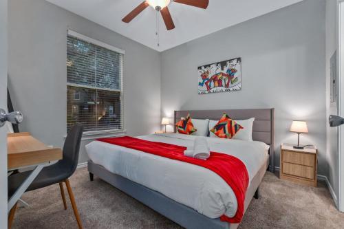 Cozysuites Modern Uptown Apartment King Bed