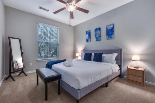 Cozysuites Spacious Apartment At Cityplace King Beds