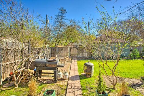 Relaxing Dallas Dwelling - 4 Mi To Downtown!