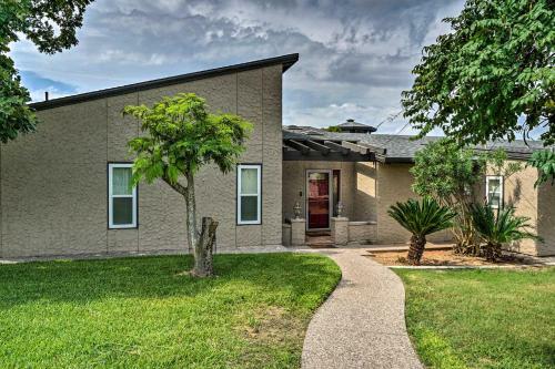 Modern Del Rio Home With Pool And Game Room By Amistad!