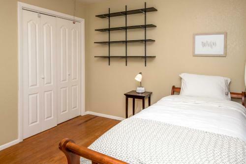 Del Rio Home With Lake Access And Boat Storage!