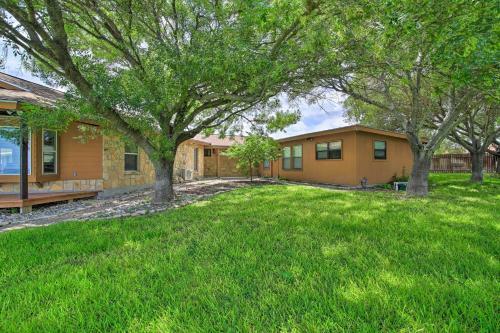 Del Rio Home With Lake Access And Boat Storage!