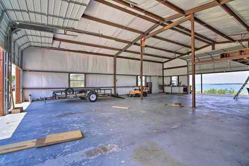 Del Rio Home With Lake Access And Boat Storage!