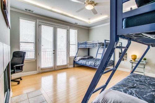 2 Unit Grand Oak Lawn House Perfect For Groups