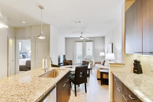 Centrally Located Lux 1 Bedroom Apartment
