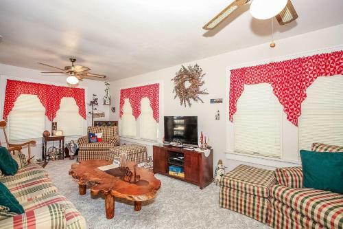 Deannie's Cottage Home