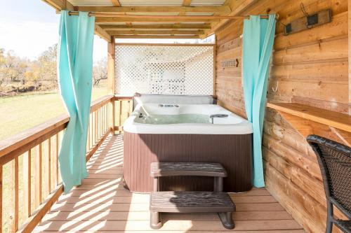 Live Oak Creek Cabins Zac's Cabin