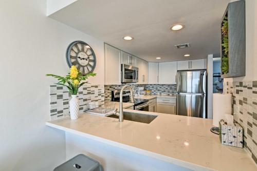 Apartamento Bright Beach Condo With Ocean View And Balcony!