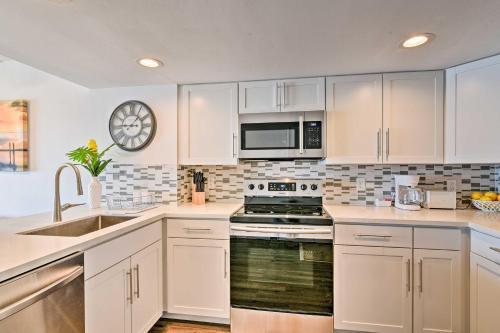 Apartamento Bright Beach Condo With Ocean View And Balcony!