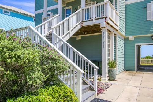 Kathie's Beachfront Kottage By Ryson Vacation Rentals