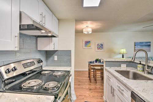 Apartamento Coastal Getaway With Pool Access - 1mi To Beach