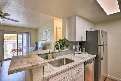 Apartamento Coastal Getaway With Pool Access - 1mi To Beach