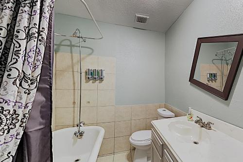New Listing! Sandy Toes, 1 Block To Beach & Dining Home