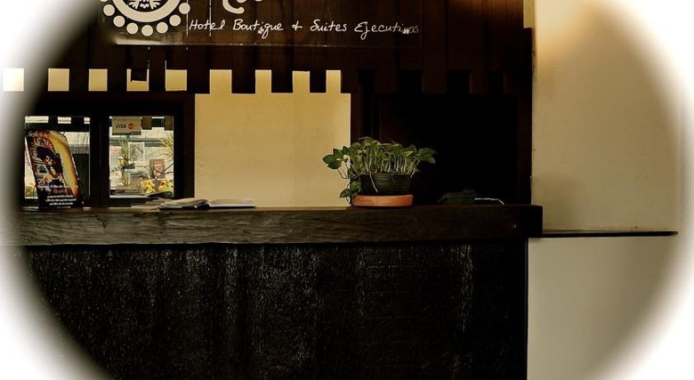 Aztic Hotel And Executive Suites