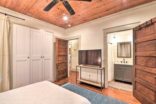 Modern Bungalow Walk To Cafes And Restaurants!