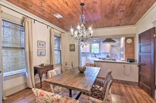 Modern Bungalow Walk To Cafes And Restaurants!