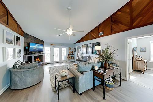 Exceptional Vacation Home In Jamaica Beach Home
