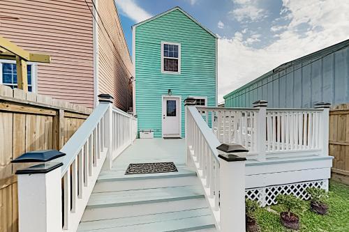 Downtown Home - Modern Updates - Near Beach