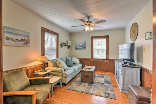 Galveston Blue Bungalow - Walk To Beach!