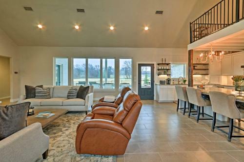 Modern Home By Granbury Country Club And Beach!