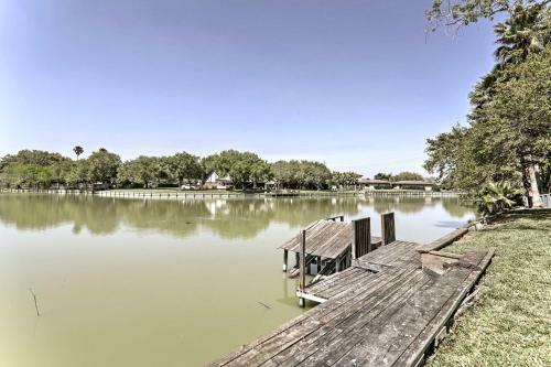 Lakefront Harlingen Home With Pool, Yard And Pool Table
