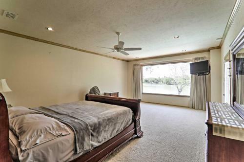 Lakefront Harlingen Home With Pool, Yard And Pool Table