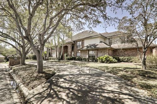 Lakefront Harlingen Home With Pool, Yard And Pool Table