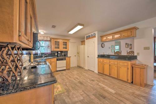 Hempstead Cottage With Covered Porch And Views!