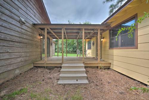 Hempstead Cottage With Covered Porch And Views!