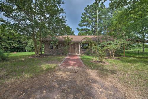 Hempstead Cottage With Covered Porch And Views!