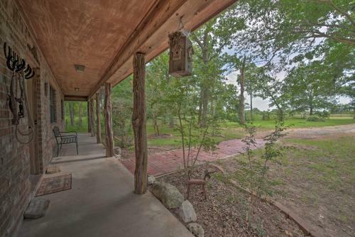 Hempstead Cottage With Covered Porch And Views!