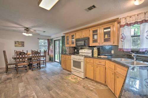 Hempstead Cottage With Covered Porch And Views!