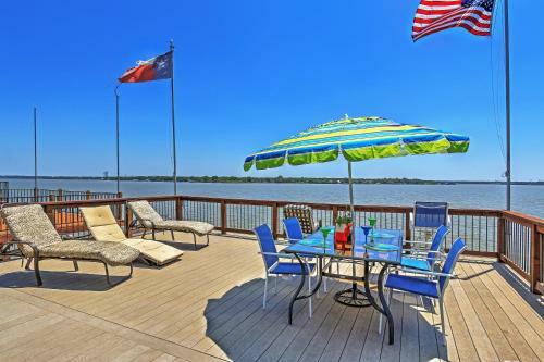 Waterfront Granbury Home With 2 Decks And Lake Views!