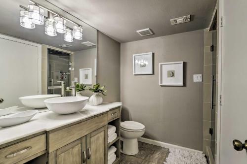 Bright N Breezy Waterfront Lake Granbury Getaway!