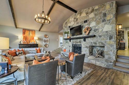 Bright N Breezy Waterfront Lake Granbury Getaway!