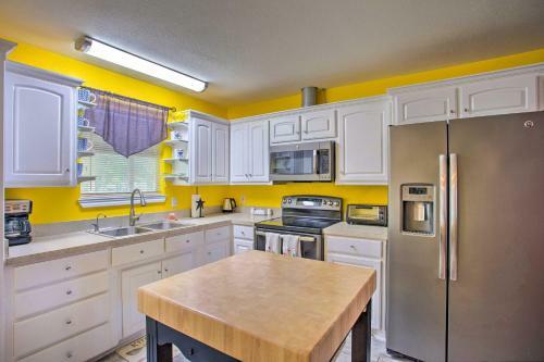 Lovely Lakeside Home With Park And Dock Access!