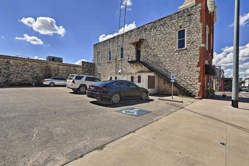 Chic Historic Granbury Apt Seen On Cash Pad!