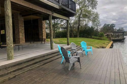 Spacious San Jacinto River Home With Waterfront Deck!