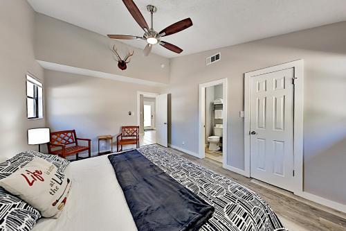 Updated Hill Country Gem - Walk To Lake & Dining Home
