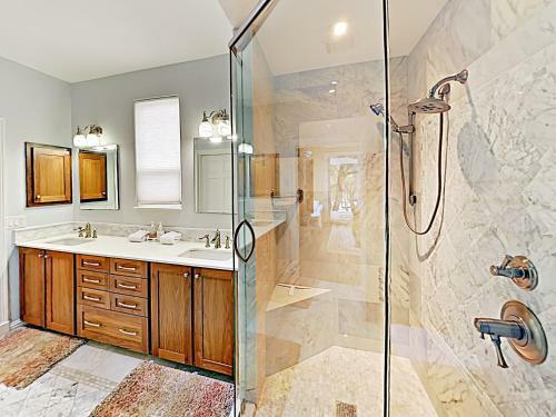 New Listing! Lakefront Beauty With Boat Launch Home