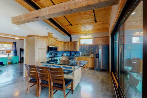River Oaks Lookout- Unit B